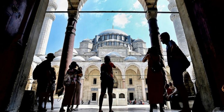 Türkiye'yi temmuz ayında ziyaret eden yabancı turist sayısı, bir önceki yılın aynı ayına göre yüzde 16,67 arttı.