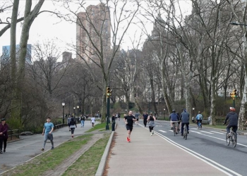 New Yorklular sokağa çıkma yasağı öncesi güzel havanın tadını çıkardı