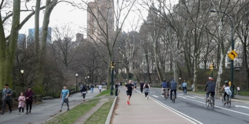 New Yorklular sokağa çıkma yasağı öncesi güzel havanın tadını çıkardı