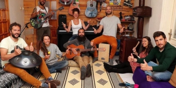 Salgın nedeniyle seyahat edemeyen 7 turisti evinde ağırlıyor