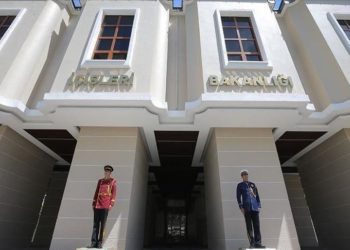 Başvuruda bulunan 65 yaş ve üzeri kişilere seyahat izni belgeleri verildi 6 Başvuruda bulunan 65 yaş ve üzeri kişilere seyahat izni belgeleri verildi