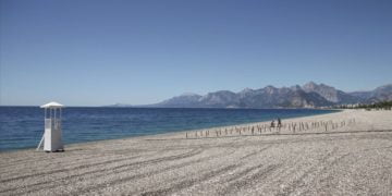 Antalya’da sosyal mesafeli deniz keyfi