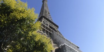 Eyfel Kulesi yeniden turizme açıldı