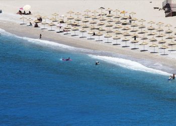 ‘Sosyal mesafeli’ deniz keyfi başladı