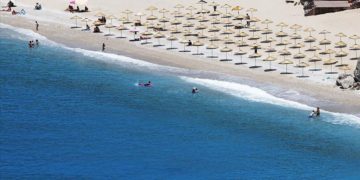 ‘Sosyal mesafeli’ deniz keyfi başladı