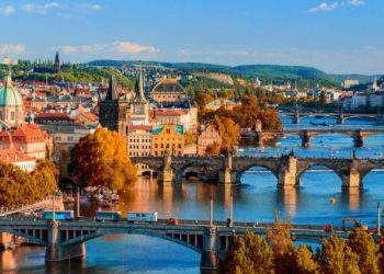 Prag Uçakla Kaç Saat Sürüyor