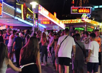 İngiliz ve Alman Turistler Yüzünden Barlar Kapatıldı