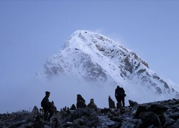 Coronavirüs sonrası Everest dağcılara yeniden açılıyor