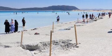 Salda Gölü ‘nda çamur banyosu yasaklandı