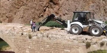 Tarihi Köprüye Kepçeyle Restorasyon!