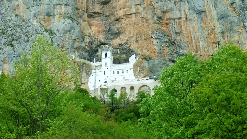 Karadağ Gezilecek Yerler: Ostrog Manastırı