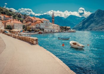 Karadağ Uçakla Kaç Saat Sürüyor?