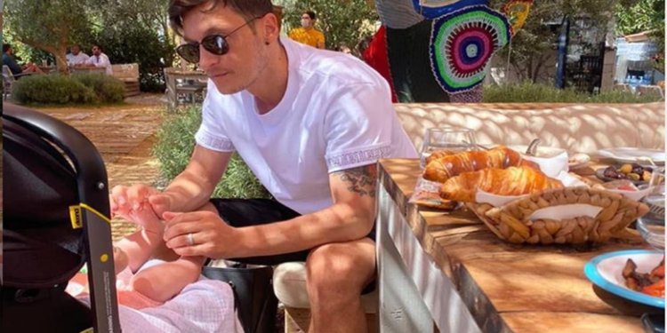 Mesut Özil Çeşme Tatilinde