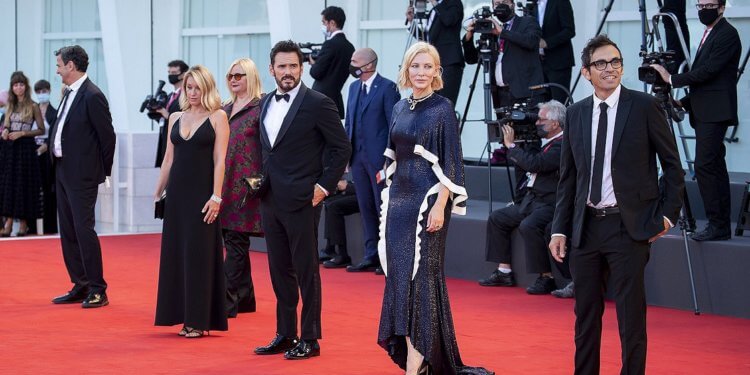 İtalya’da bu yıl 77'ncisi düzenlenen Venedik Film Festivali kapsamında "Lacci" filminin gösterimi yapıldı. Gösterim öncesi düzenlenen kırmızı halı törenine jüri üyesi Nicola Lagioia (sağda), jüri başkanı Cate Blanchett (sağ 2), ABD'li aktör Matt Dillon (sağ 3), Fransız aktris Ludivine Sagnier (sol 2), senarist Veronika Franz (sol 3) ve yönetmen Christian Petzold (solda) da katıldı. ( Primo Barol )