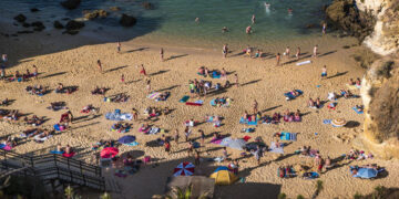 Balayı çiftleri için ekonomik tatil seçeneği Lagos, Portekiz