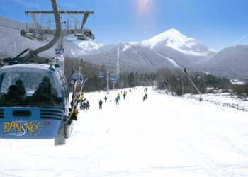 Pirin Milli Parkı'nın anıtsal zirvelerinin gölgesinde bulunan Bansko, Bulgaristan'ın en iyi kayak merkezidir.