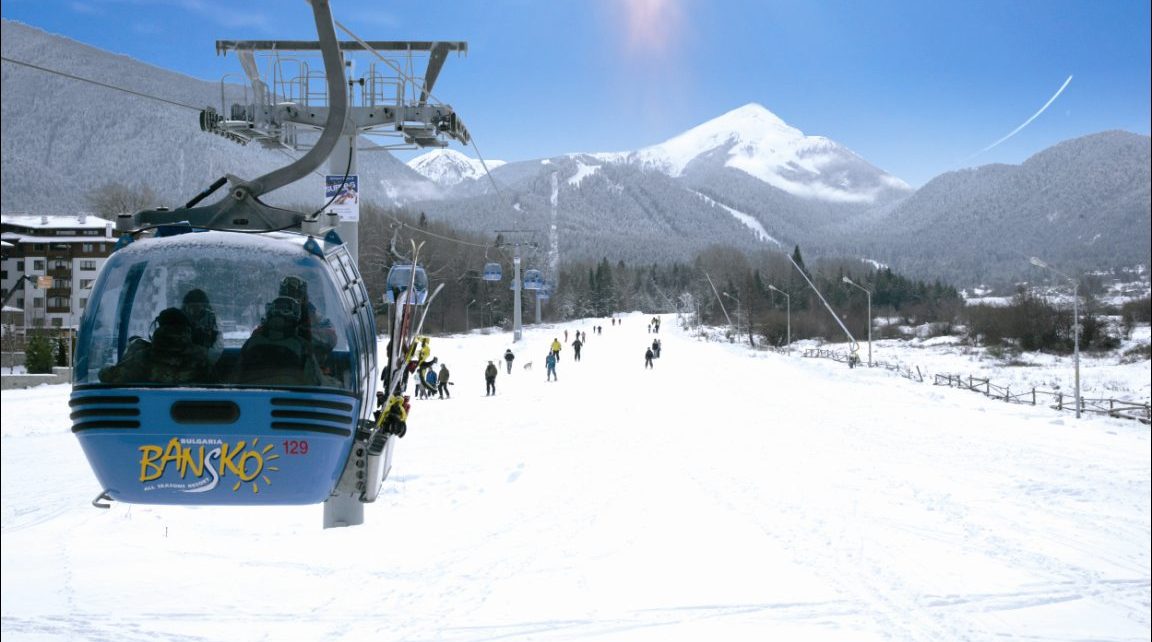 Pirin Milli Parkı'nın anıtsal zirvelerinin gölgesinde bulunan Bansko, Bulgaristan'ın en iyi kayak merkezidir.