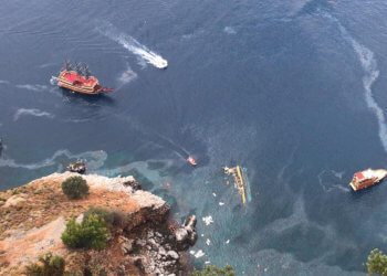 Antalya ‘nın Alanya ilçesinde bir tur teknesi battı.