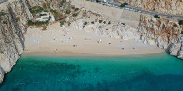 Kasım ayında Kaputaş Plajı ‘nda deniz keyfi