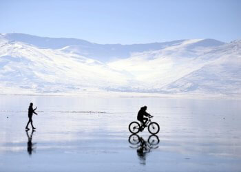 Çıldır Gölü üzerinde bisiklet turu heyecanı