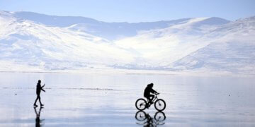 Çıldır Gölü üzerinde bisiklet turu heyecanı