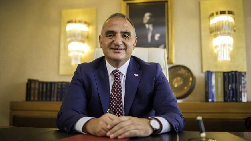 Sanatçılara gönderilen, ‘iç çamaşırlarınıza karışacağım’ mesajında soruşturma belirsizliği 8 Turizm Bakanı Mehmet Nuri Ersoy otel aldığını 'Daha doğal ne olabilir?' diyerek kabul etti