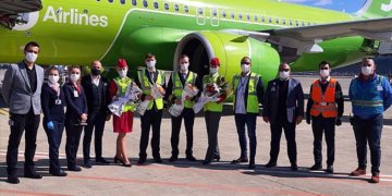 İlk Rus turist kafilesi çiçek ve lokumla karşılandı