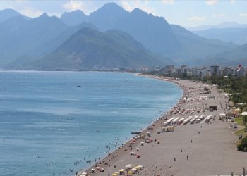 Rus turistler uçuş sınırlamasına rağmen Türkiye’de tatil yapmaya kararlı