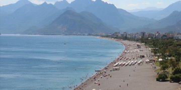 Rus turistler uçuş sınırlamasına rağmen Türkiye’de tatil yapmaya kararlı