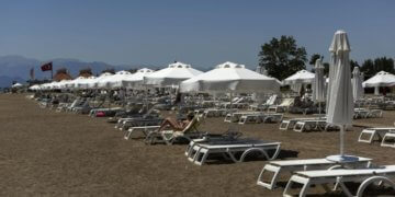 ‘Turizm sektörü 15 milyar dolarlık borç yükü altında’