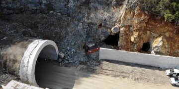 Tünel inşaatında mağara ortaya çıktı