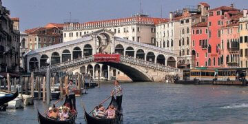 İtalya AB’den gelen turistlere 5 gün karantina uygulayacak