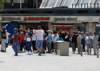 Taksim ve İstiklal Caddesi’nde turist yoğunluğu
