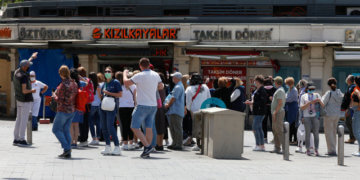 Taksim ve İstiklal Caddesi’nde turist yoğunluğu