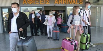 Yunanistan turizme kapılarını açtı ve yaz sezonunu başlattı