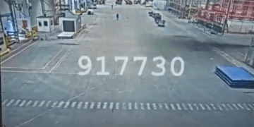 İstanbul Havalimanı’nda kargo binasının çatısı çöktü (Video)