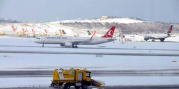 Olumsuz hava koşulları nedeniyle İstanbul Havalimanı’nda tüm seferler durduruldu