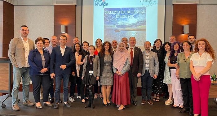 Malezya Turizm Tanıtma Kurulu İstanbul Ofisi Direktörleri Norliza Jahaya, Syfinaz Bujang ve Çağrı Sağlık
