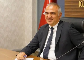 Turizm Bakanı Mehmet Nuri Ersoy otel aldığını 'Daha doğal ne olabilir?' diyerek kabul etti 10 Kültür ve Turizm Bakanı Mehmet Nuri Ersoy: "Kışın Gezin"