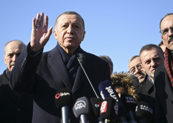 Cumhurbaşkanı Recep Tayyip Erdoğan da depremlerden etkilenen yerlerde incelemelerde bulunmak üzere bölgeye gitti.