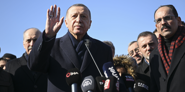 Cumhurbaşkanı Recep Tayyip Erdoğan da depremlerden etkilenen yerlerde incelemelerde bulunmak üzere bölgeye gitti.