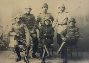 Çanakkale Gazisi İsrail Başbakanı Moşe Şaret 6 Oturanlardan ortadaki Moşe Şaret diğer Musevi Osmanlı subayları ile birlikte