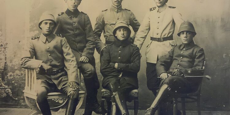 Oturanlardan ortadaki Moşe Şaret diğer Musevi Osmanlı subayları ile birlikte