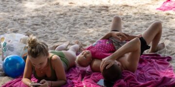 Rus Turistler Tayland'ın Tadını Çıkarıyor