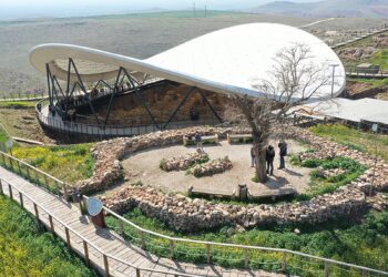 Göbeklitepe'de ara tatil yoğunluğu yaşanıyor 7 UNESCO Dünya Mirası Listesi'ndeki Göbeklitepe'de ara tatilde günde yaklaşık 5 bin kişi ziyaret ediyor.