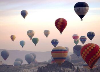 Kapadokya'yı 10 ayda 550 binden fazla turist gökyüzünden izledi 5 Türkiye’de yerli ve yabancı turistlerin ilgisini çeken en önemli noktalardan olan Kapadokya’da sıcak hava balonu kullananların sayısı 10 ayda 550 bini geçti.