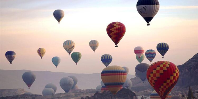Türkiye’de yerli ve yabancı turistlerin ilgisini çeken en önemli noktalardan olan Kapadokya’da sıcak hava balonu kullananların sayısı 10 ayda 550 bini geçti.