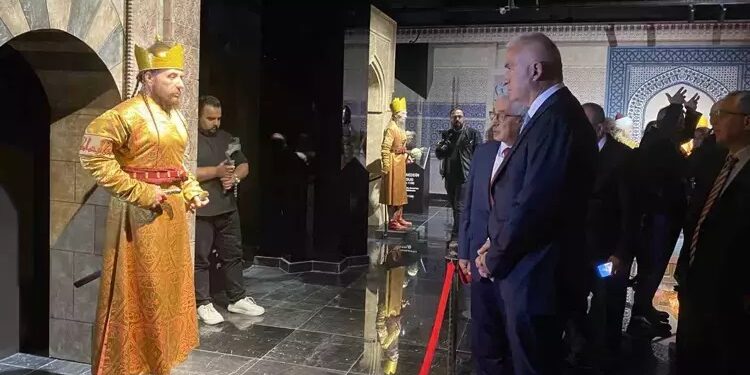 Kültür ve Turizm Bakanı Mehmet Nuri Ersoy, Konya’da "Türkiye Selçuklu Hanedan Sergisi"ni gezdi.