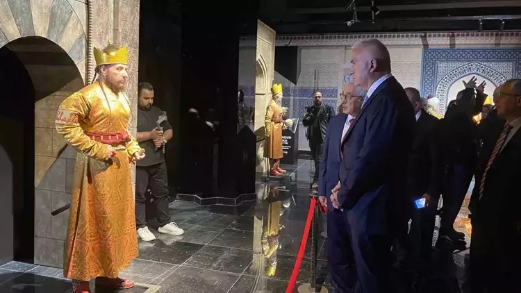 Kültür ve Turizm Bakanı Mehmet Nuri Ersoy, Konya’da "Türkiye Selçuklu Hanedan Sergisi"ni gezdi.