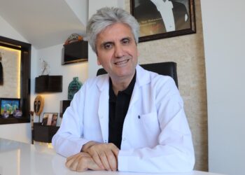 Türkiye son yıllarda estetik operasyonlarının merkezi haline geldi. Dünyaca ünlü estetikçi Prof. Dr. Hayati Akbaş, artık isteklerin ütopikleştiğini ve herkesin Angelina Jolie gibi olmak istediğini ifade etti.